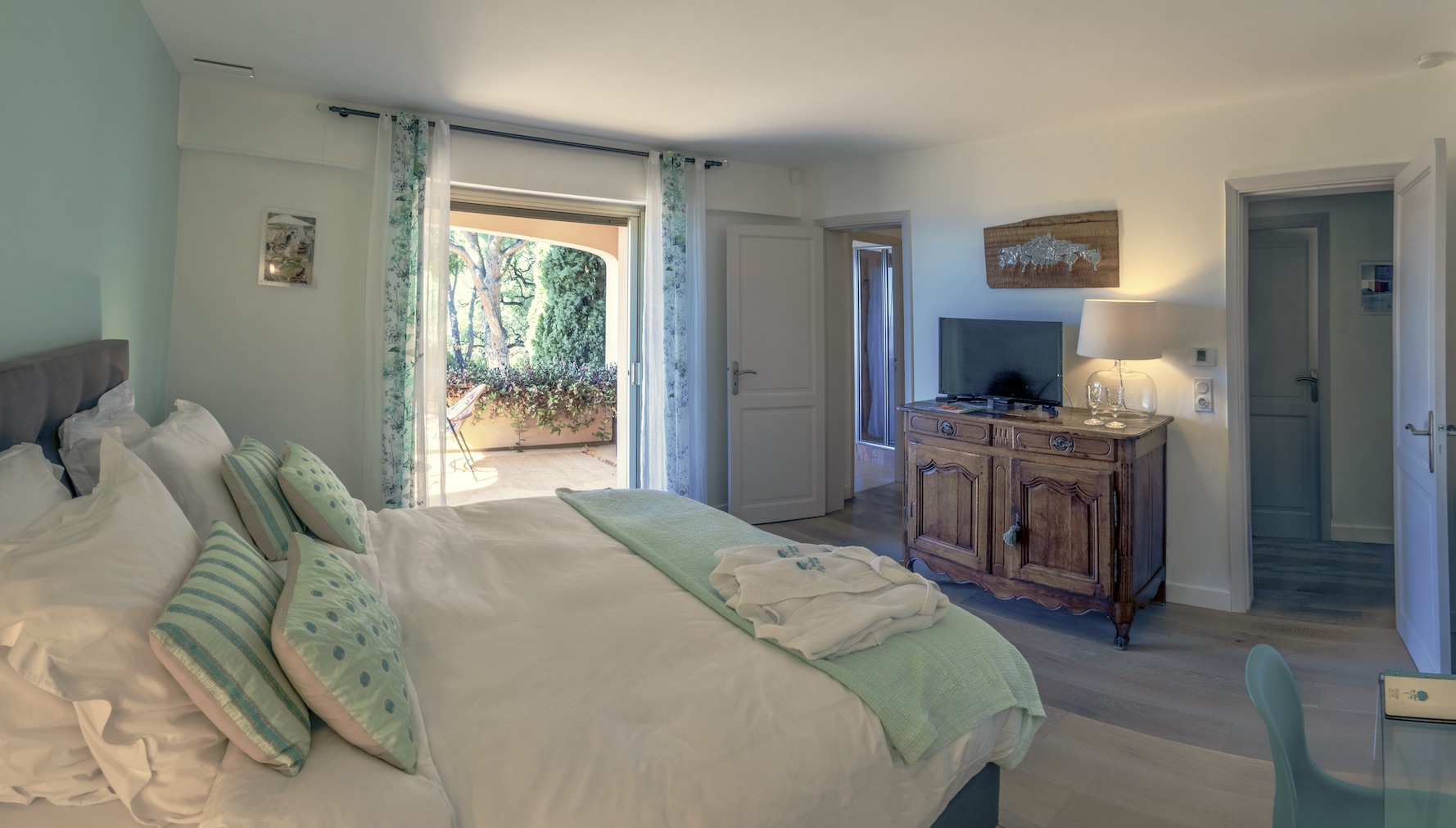 Chambre confortable avec grand lit et vue mer au Lavandou