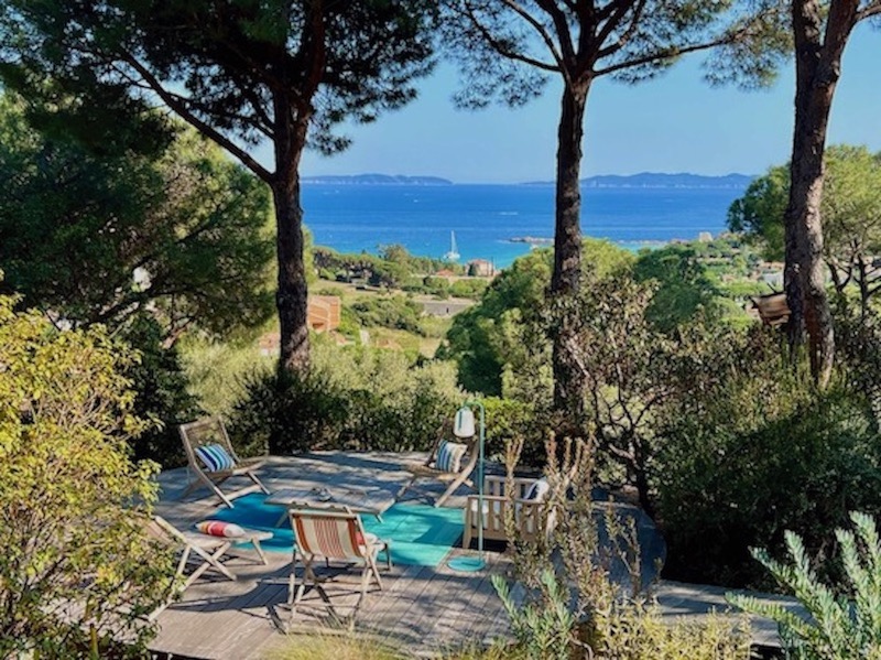Tauchen Sie ein in den Luxus der Villa Thalassa: Genießen Sie Panoramablick und mediterrane Brisen