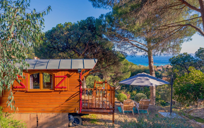 Verwöhnen Sie sich im Le Lavandou: Villa Thalassa bietet VIP-Zimmer und exotischen Zigeunerwagen mit Sauna