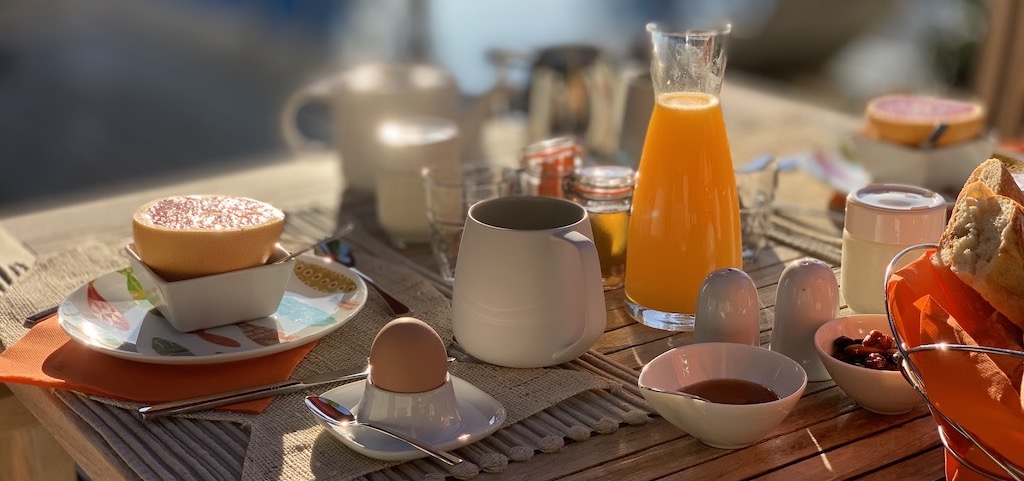 Frühstücksservice auf der Terrasse der Villa oder im Haus