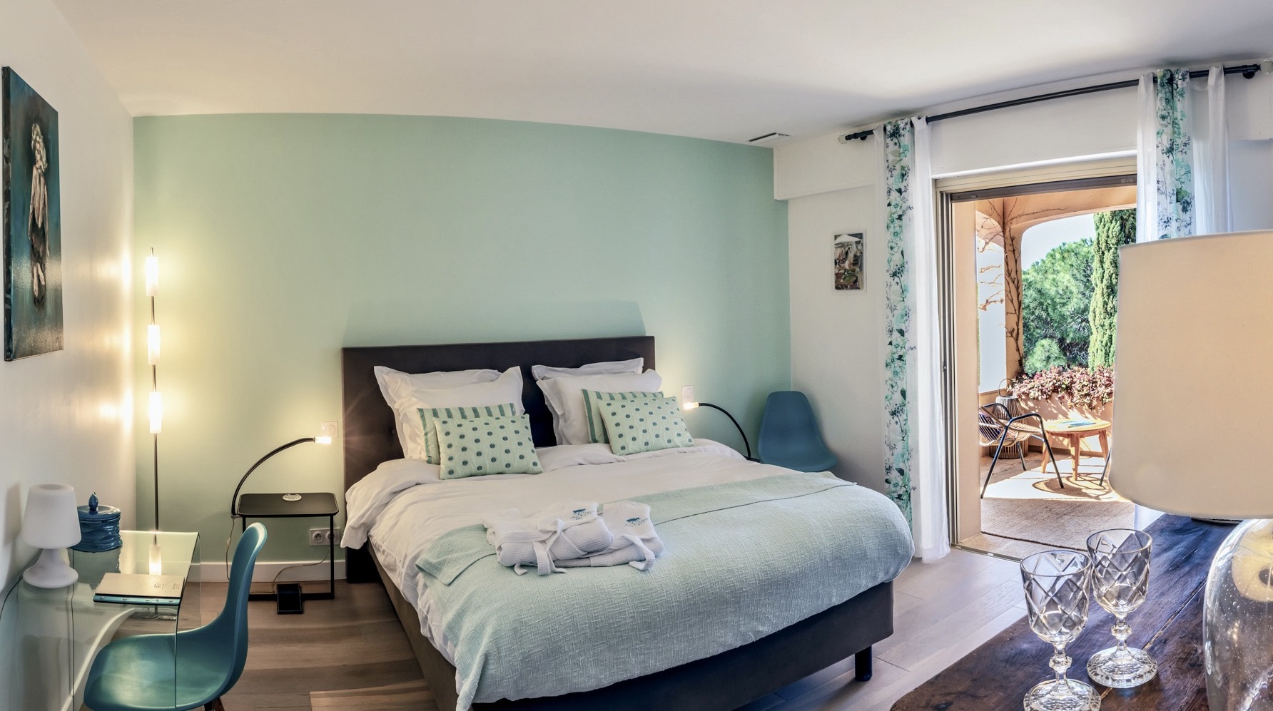 Chambre confortable avec grand lit et vue mer au Lavandou