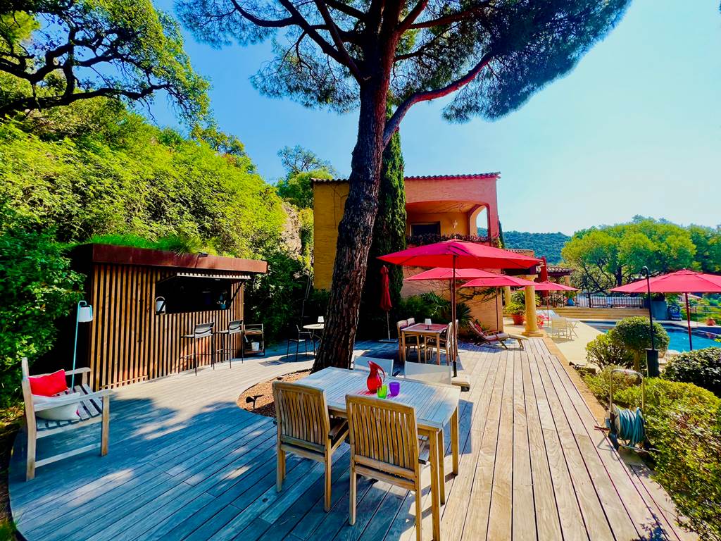 Entdecken Sie die Gelassenheit in der Villa Thalassa: Wo mediterranes Ambiente auf luxuriöse Unterkünfte trifft